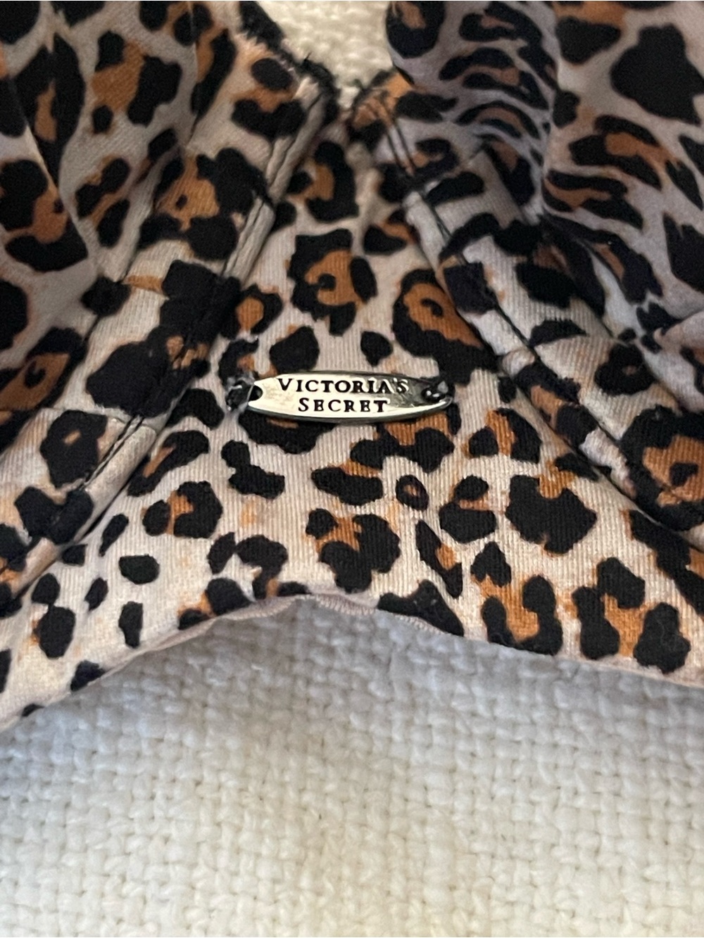 Fabulous by Victoria’s Secret lined Demi bra Cheetah Print Size 32DD - Picture 2 of 7